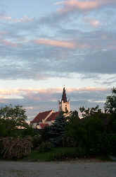Kirche von Osten bei Sonnenaufgang